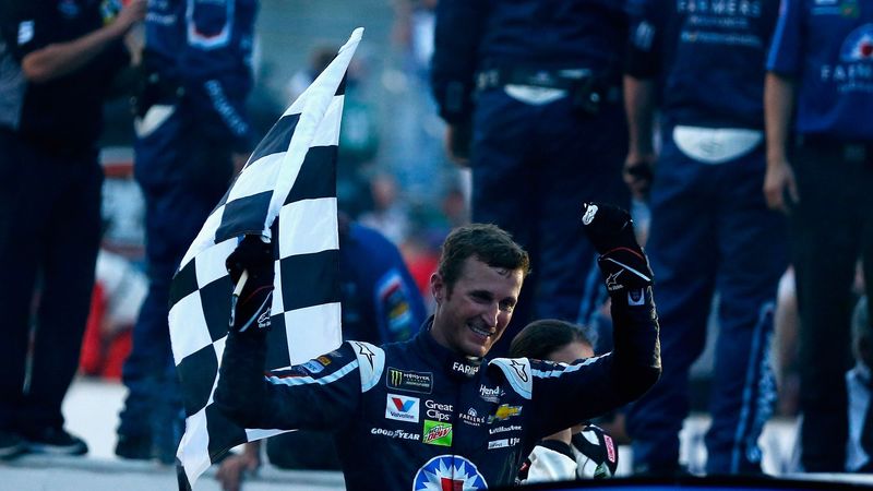 Kasey Kahne wins the 2017 Brickyard 400. 